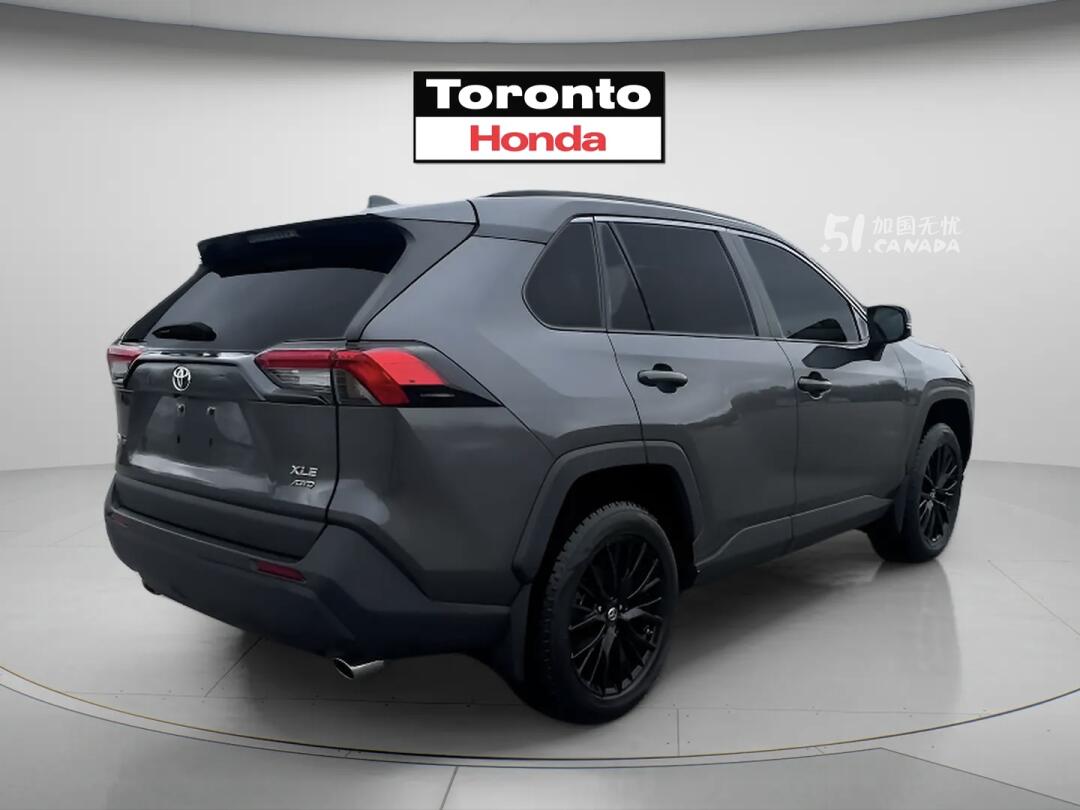 2025 Toyota RAV 4 view 4