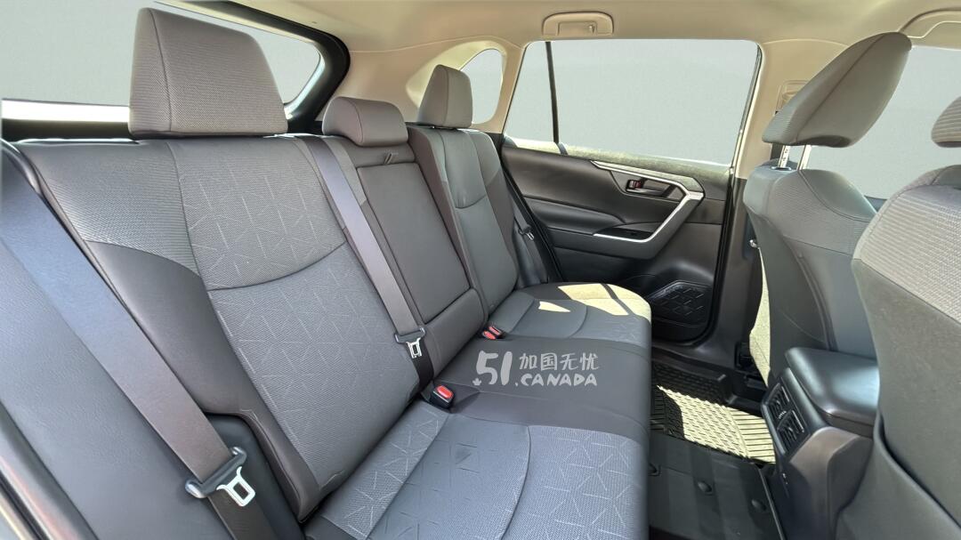 2024 Toyota RAV 4 view 7