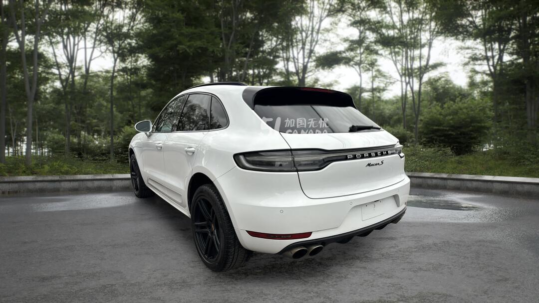 2019 Porsche Macan view 3