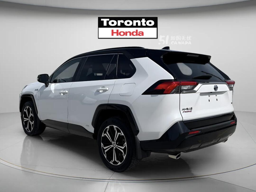2024 Toyota RAV 4 view 3
