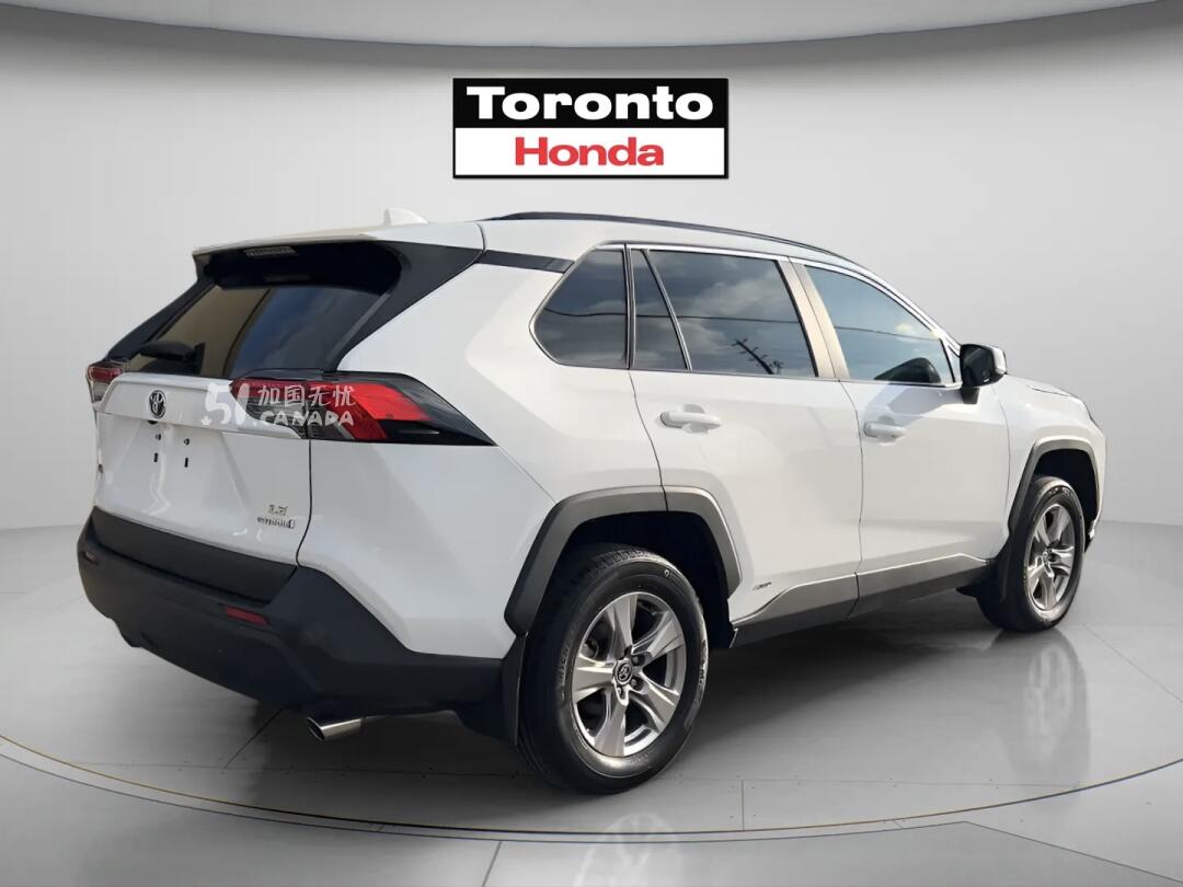 2024 Toyota RAV 4 view 4