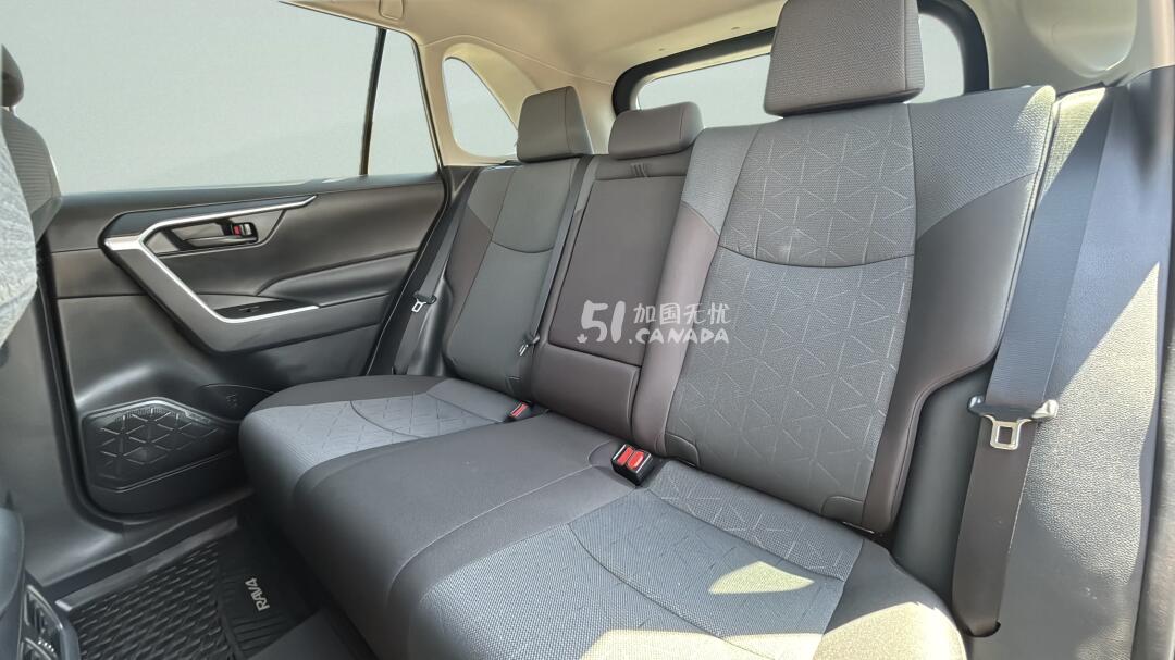 2024 Toyota RAV 4 view 8