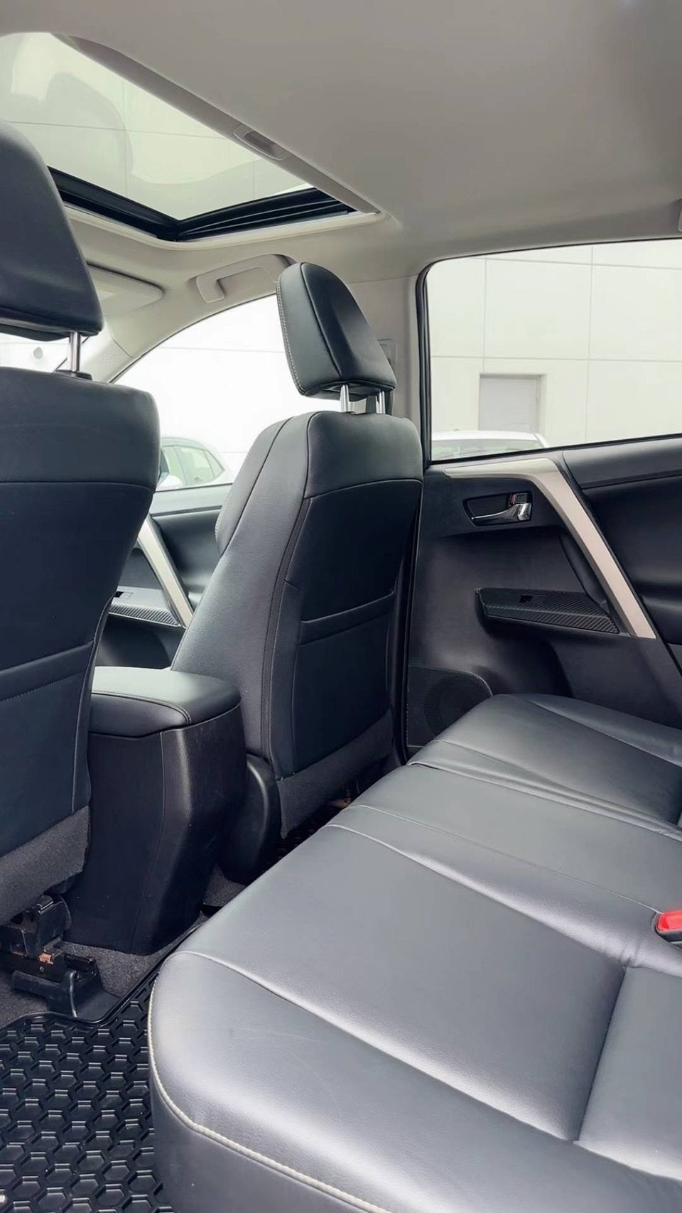 2015 Toyota RAV 4 view 4