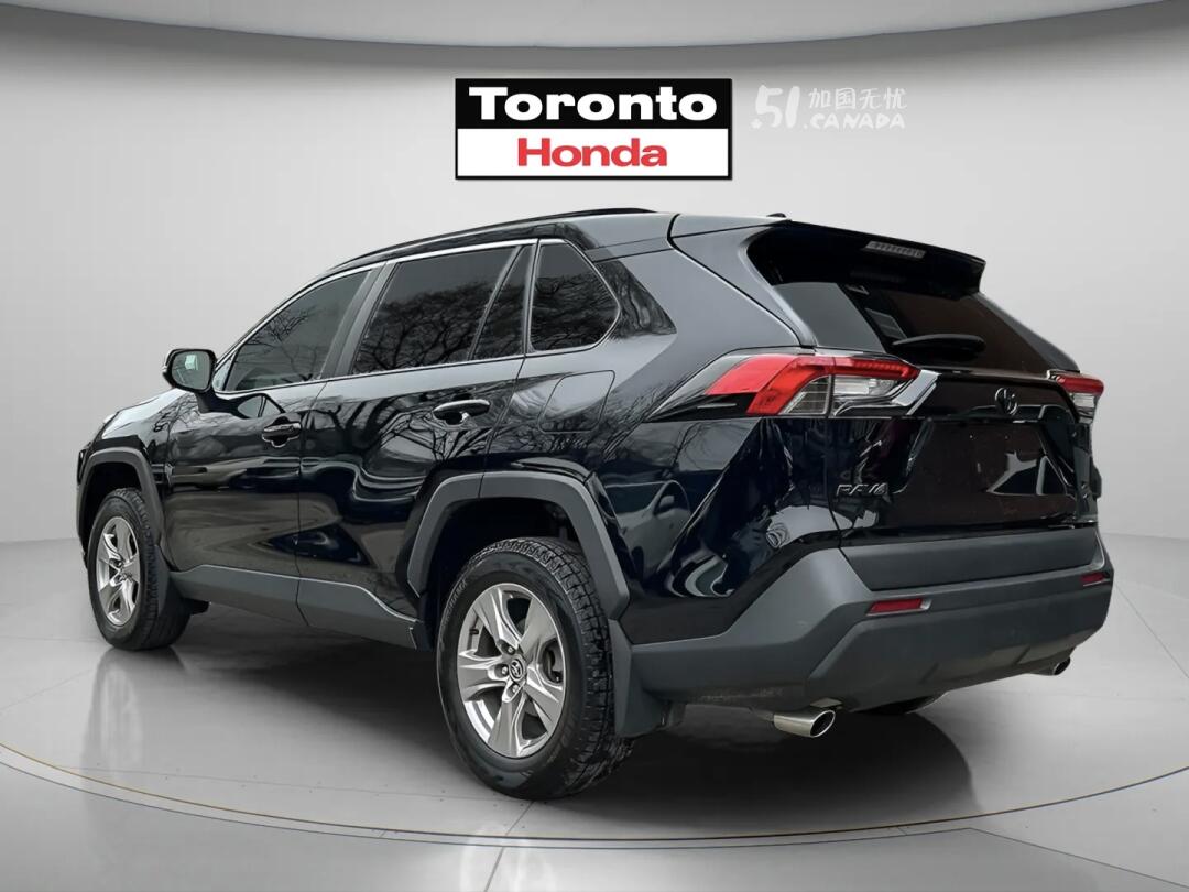2022 Toyota RAV 4 view 4