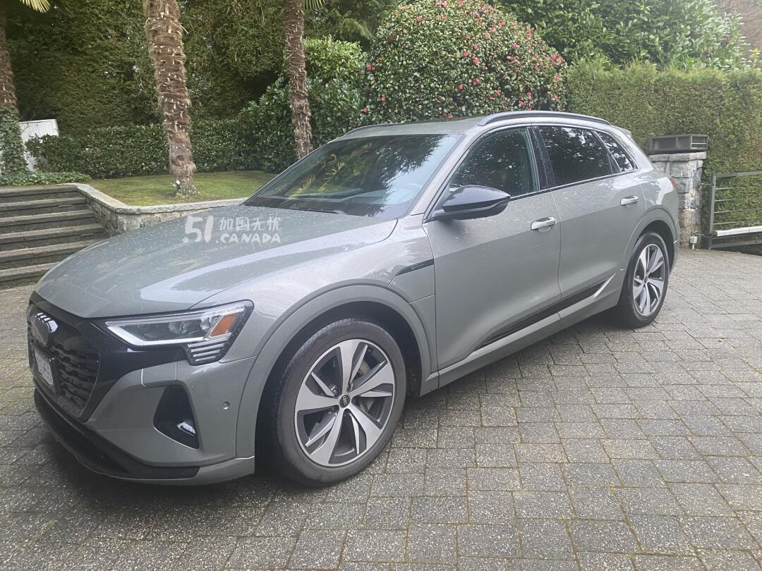 2024 Audi Q8 view 2