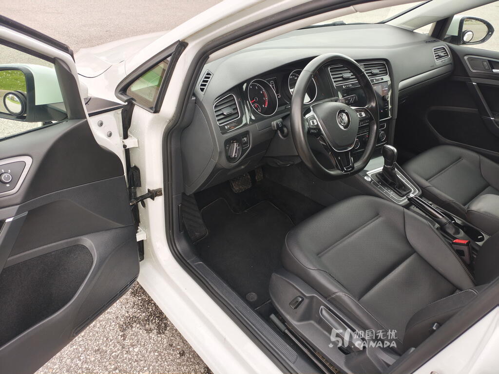 2018 Volkswagen Golf view 3