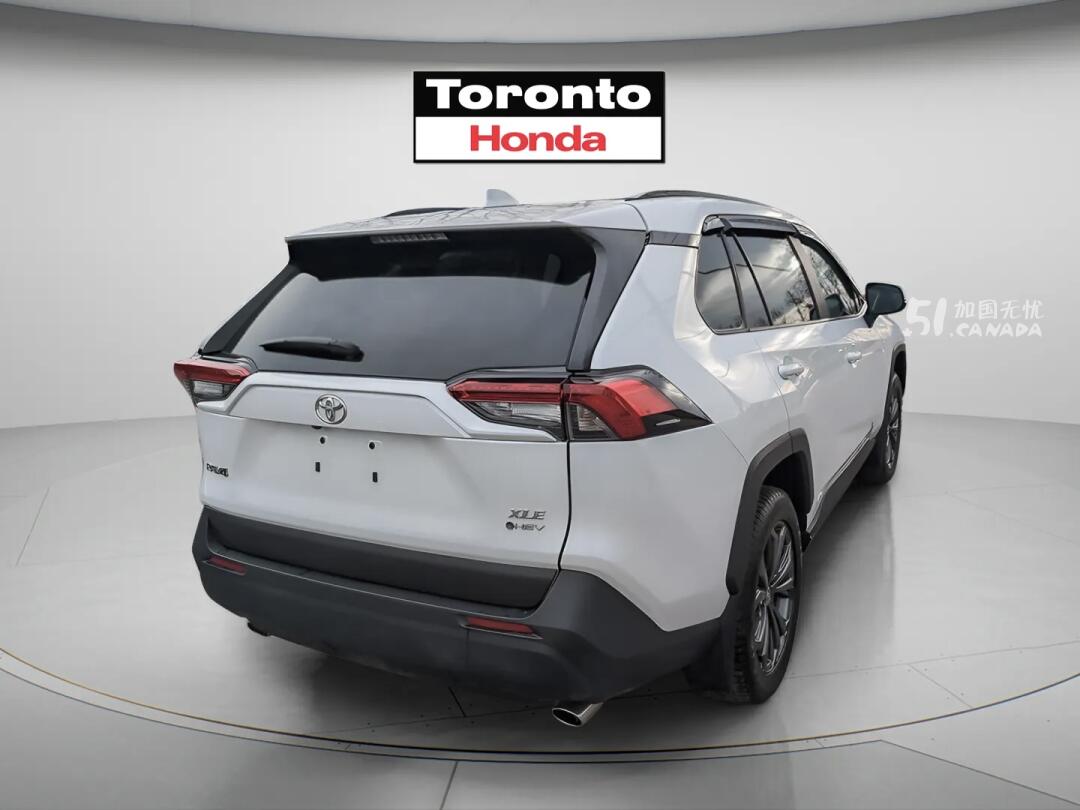 2025 Toyota RAV 4 view 4