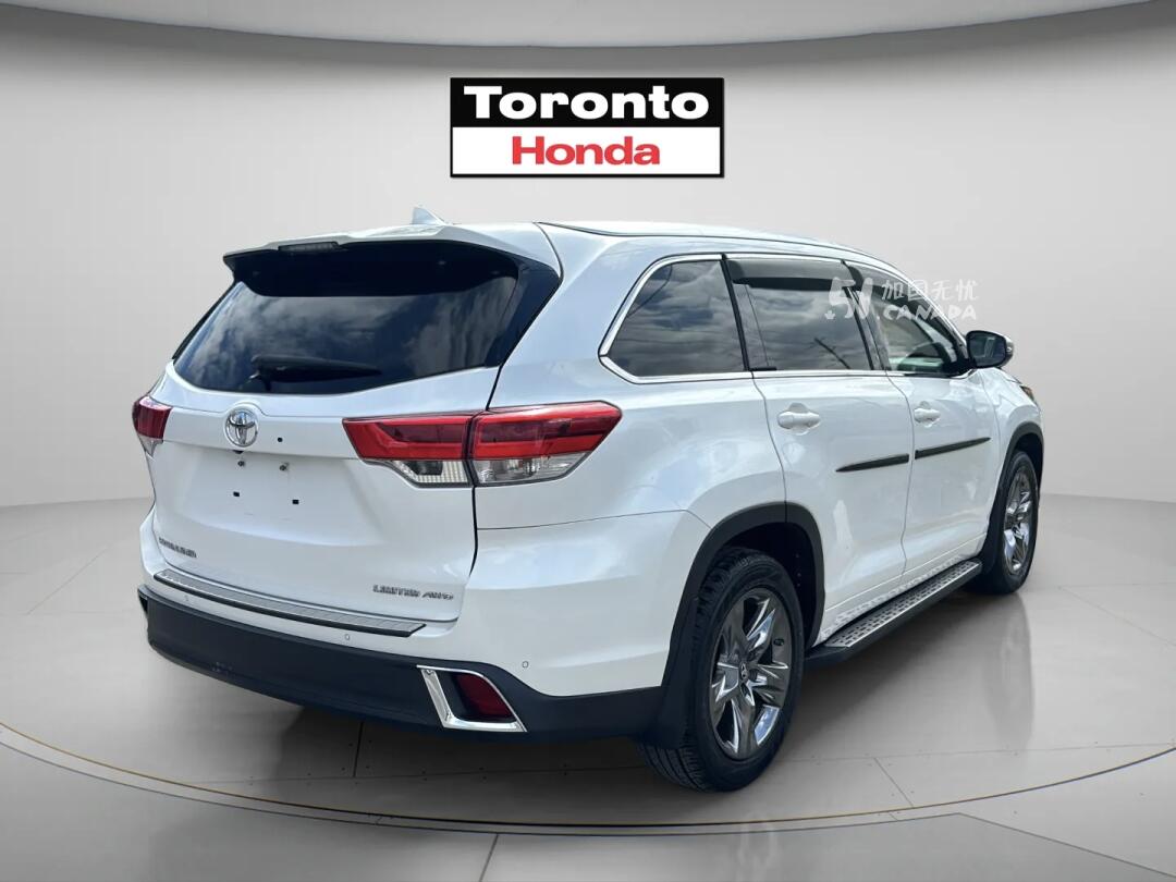2017 Toyota Highlander view 4