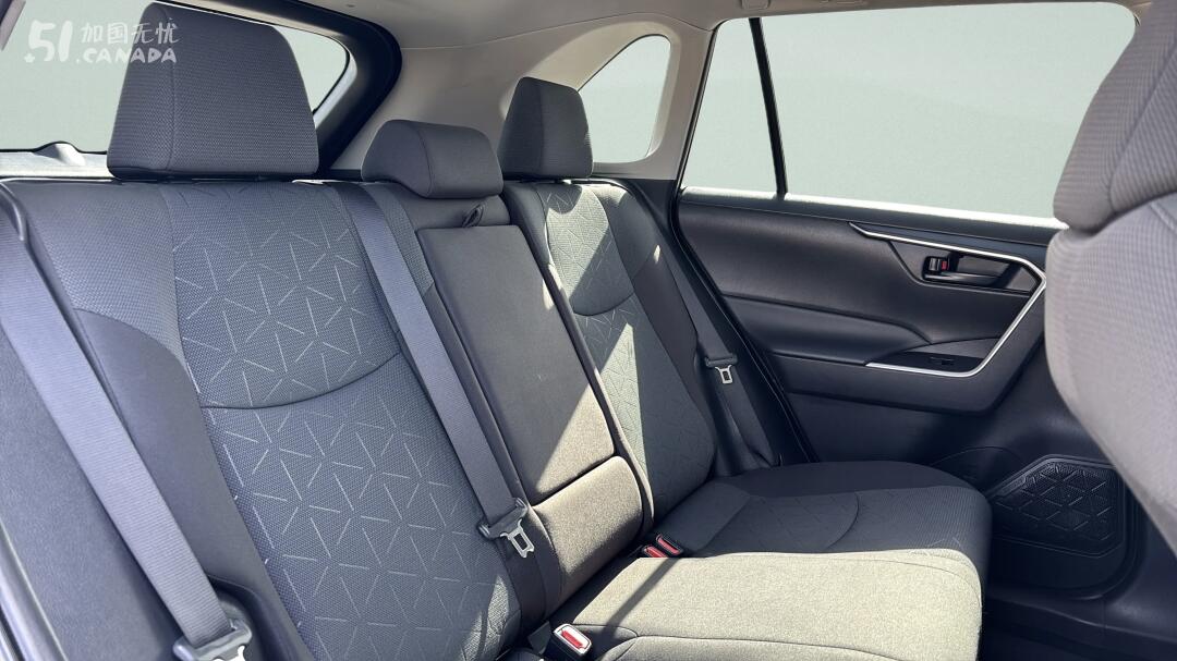 2024 Toyota RAV 4 view 7