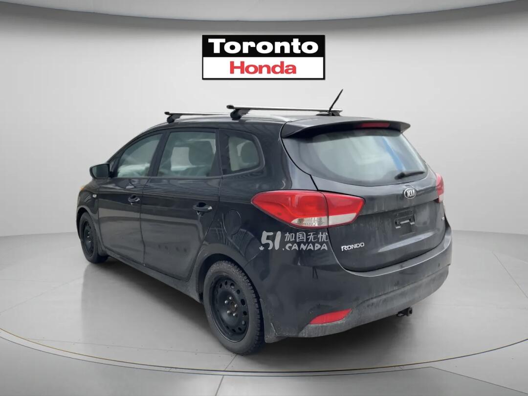 2015 Kia Rondo view 4
