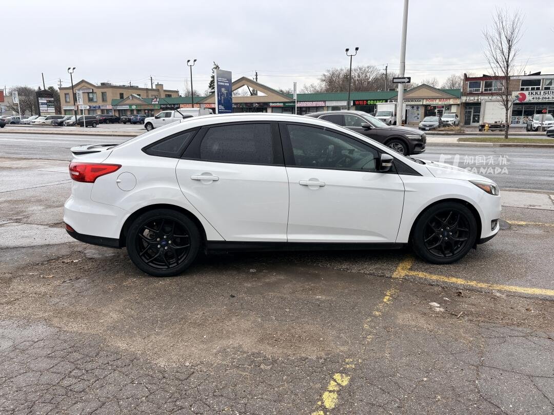 2015 Ford Focus view 4