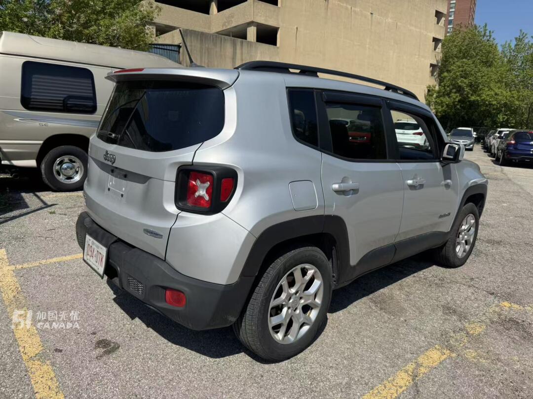 2015 Jeep Renegade view 4