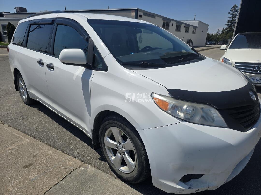 2017 Toyota Sienna view 2