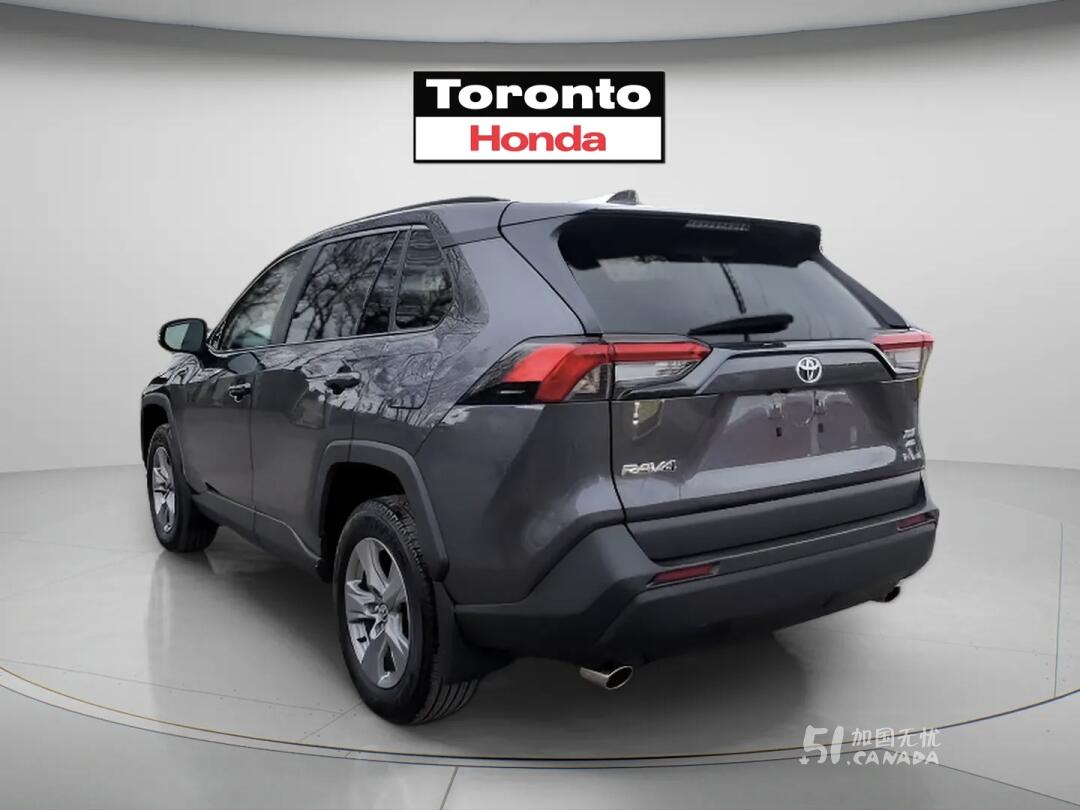 2024 Toyota RAV 4 view 4