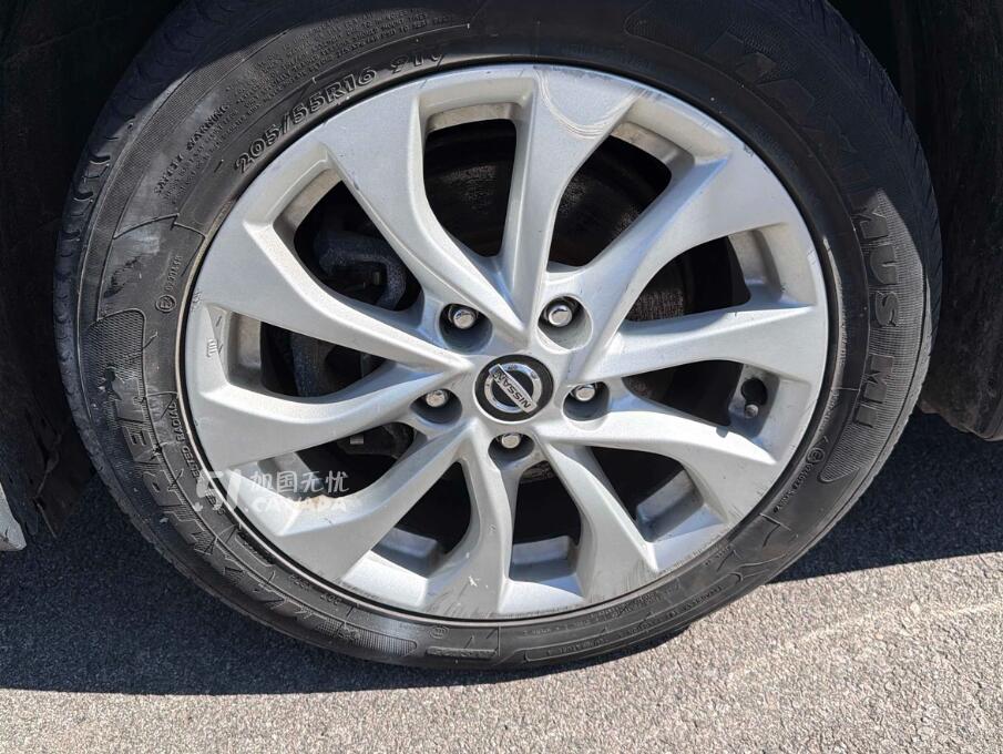 2016 Nissan Sentra view 3
