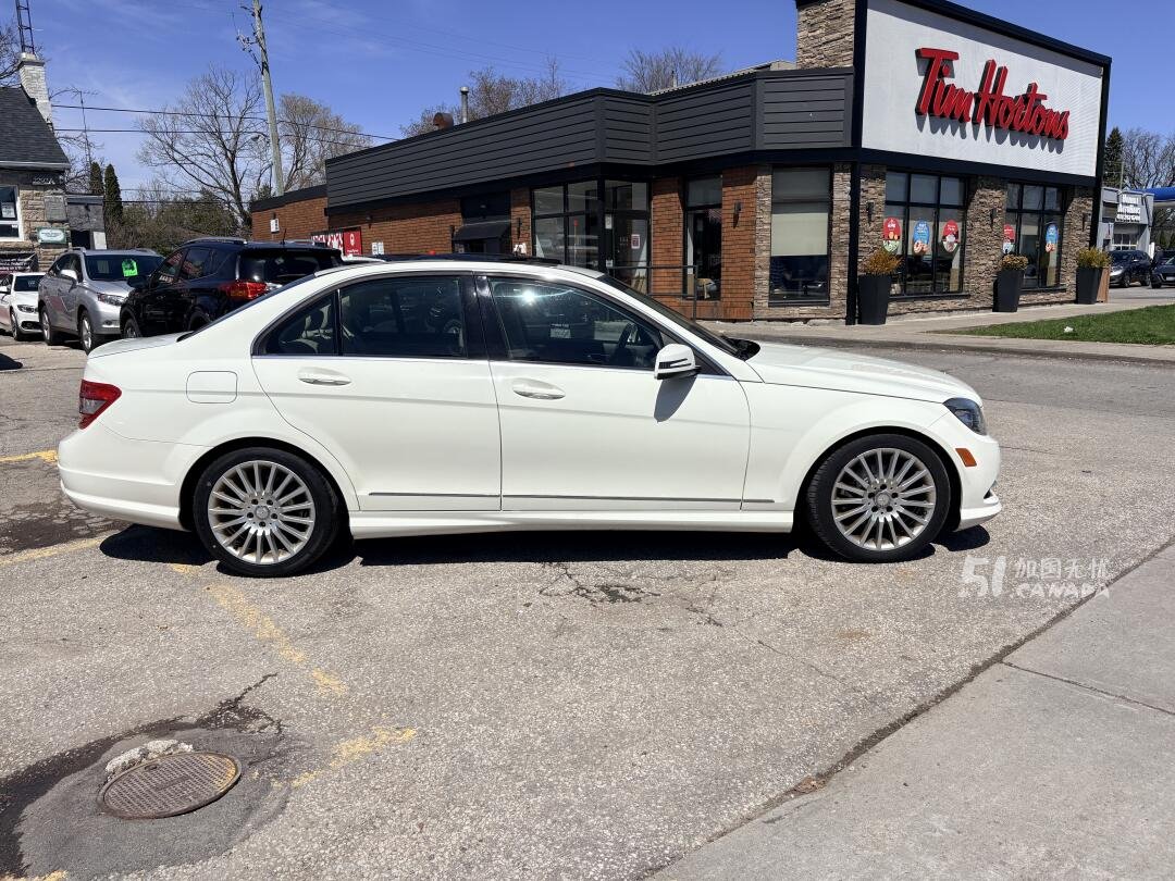 2011 Mercedes-Benz C-Class view 4