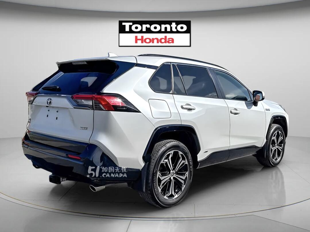 2023 Toyota RAV 4 view 3