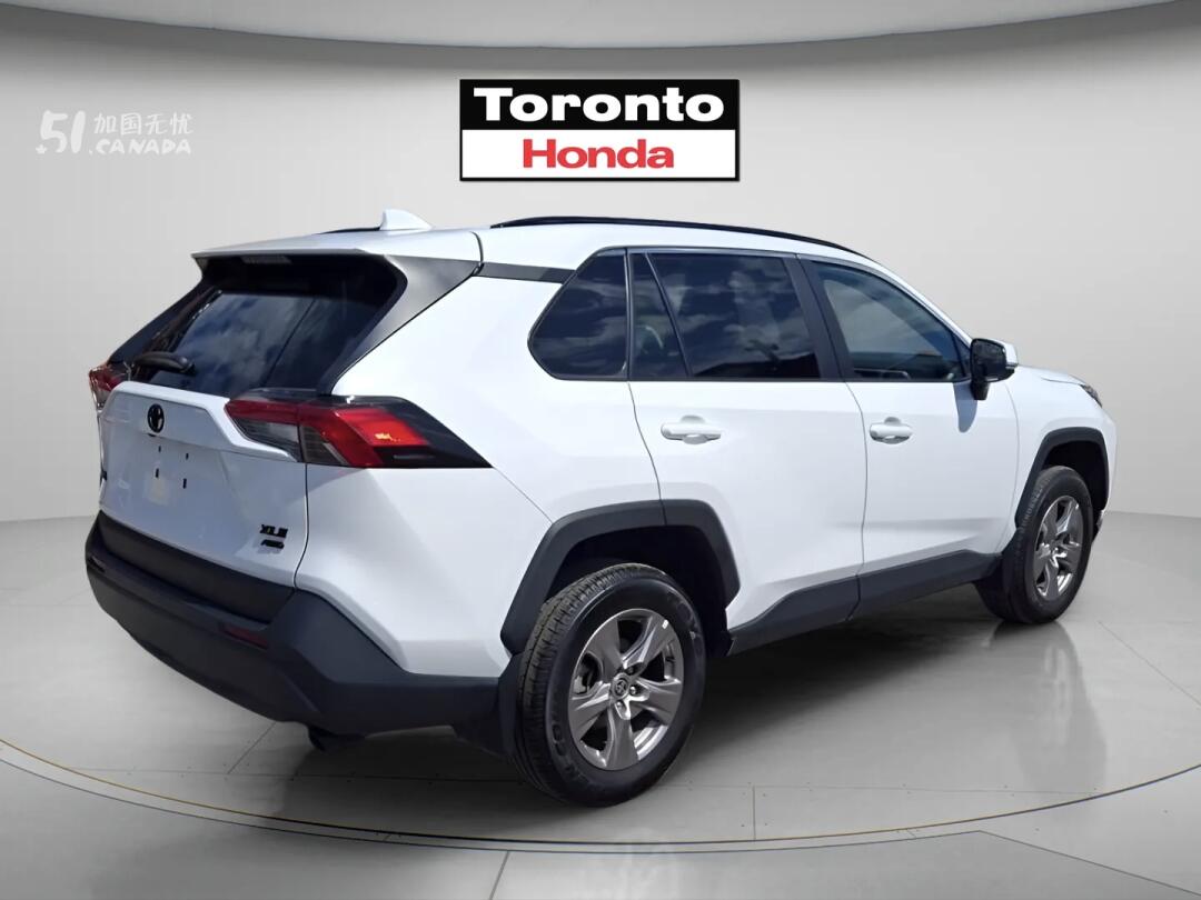2023 Toyota RAV 4 view 4