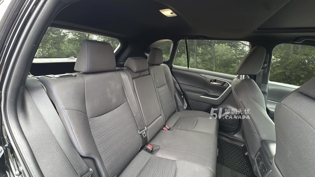 2023 Toyota RAV 4 view 7