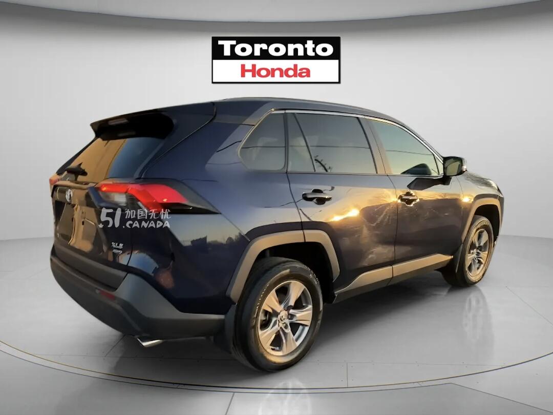 2023 Toyota RAV 4 view 4