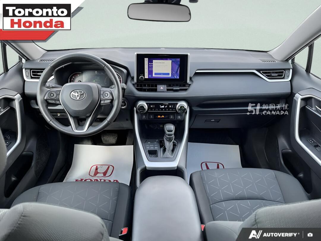 2024 Toyota RAV 4 view 7