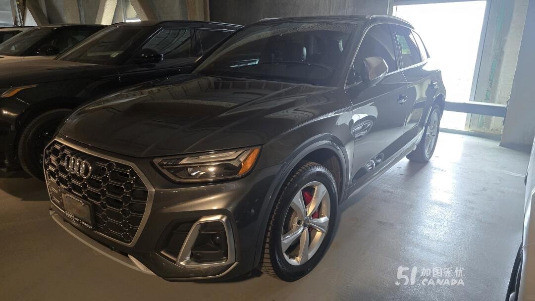 2021 Audi SQ5 view 1