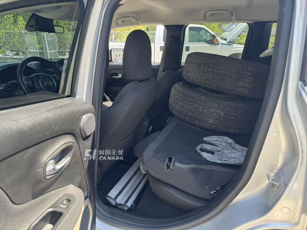 2015 Jeep Renegade view 8