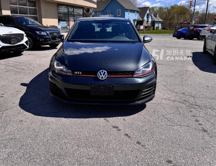 2015 Volkswagen GTI view 3