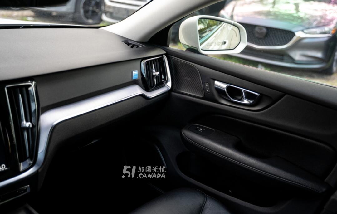 2019 Volvo V60 view 8