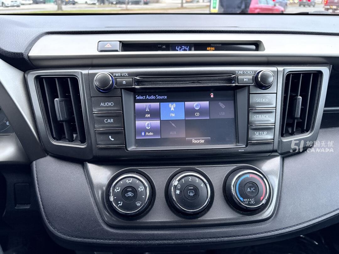 2015 Toyota RAV 4 view 9