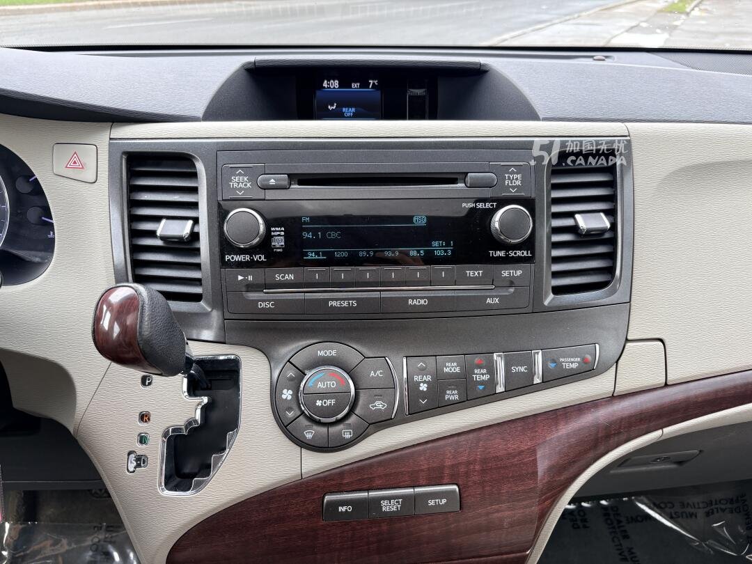2013 Toyota Sienna view 9
