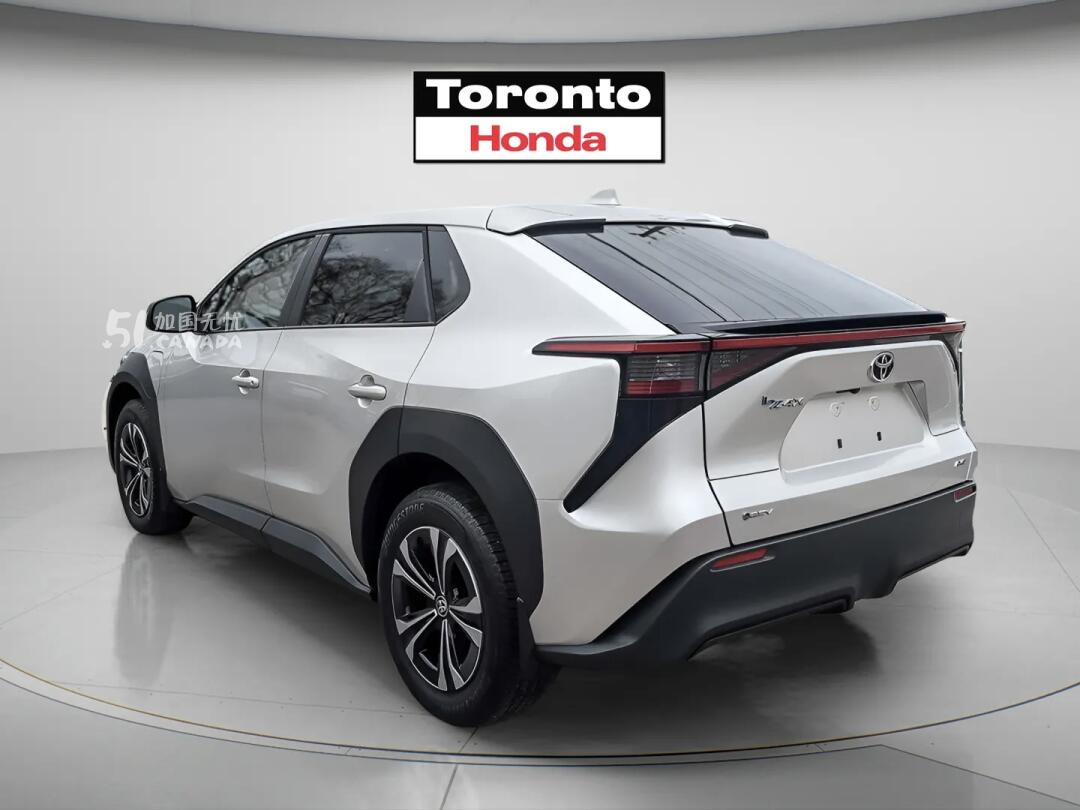 2025 Toyota bZ4X view 4