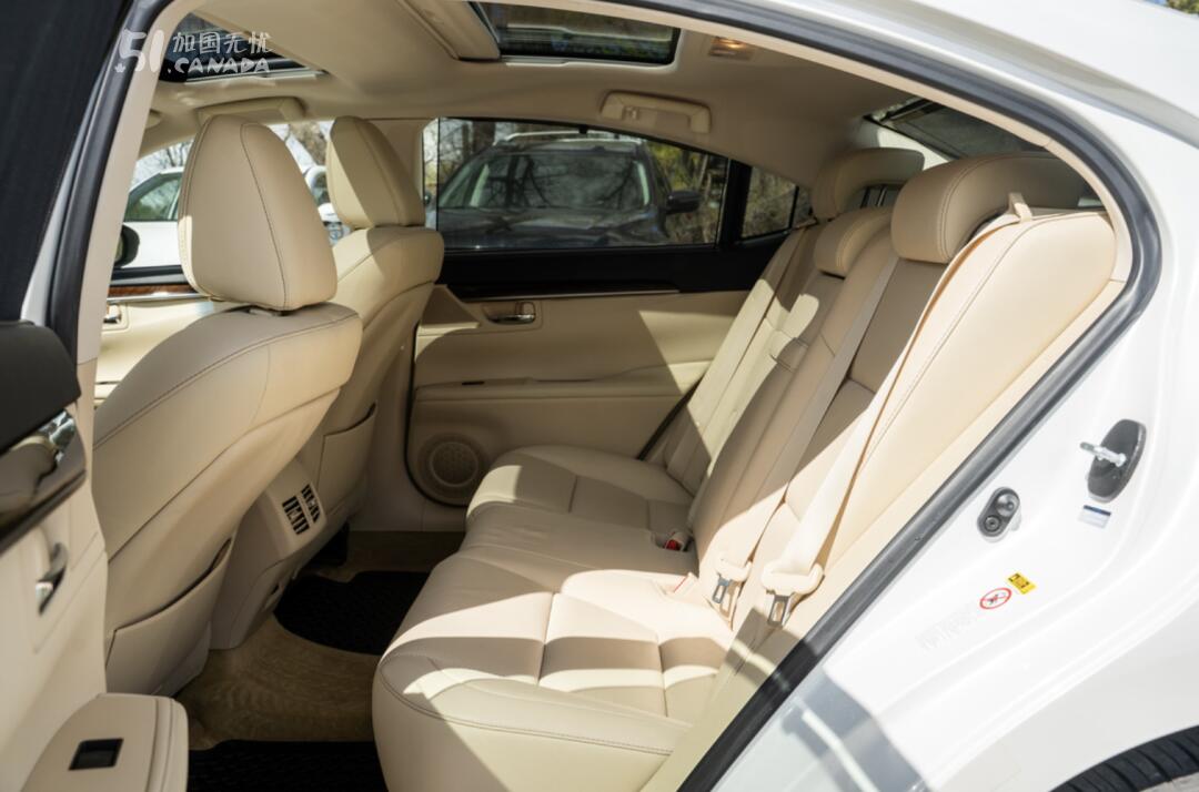 2015 Lexus ES view 4