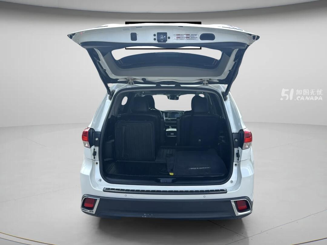 2017 Toyota Highlander view 8