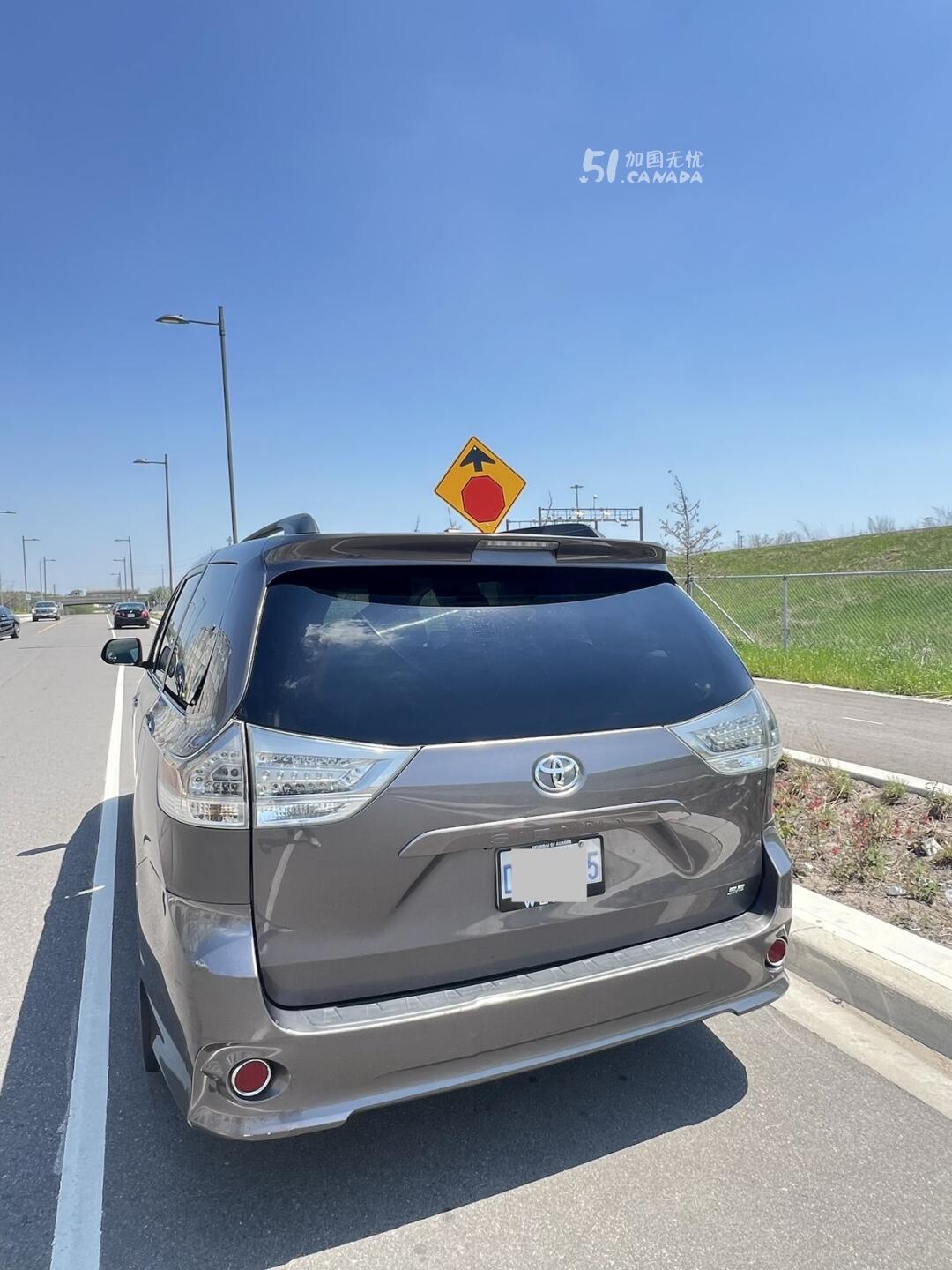 2011 Toyota Sienna view 4