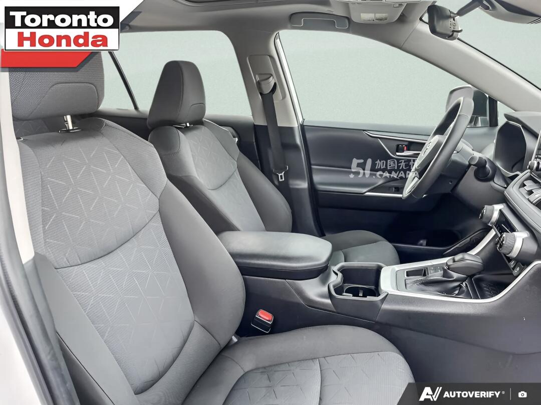 2024 Toyota RAV 4 view 5