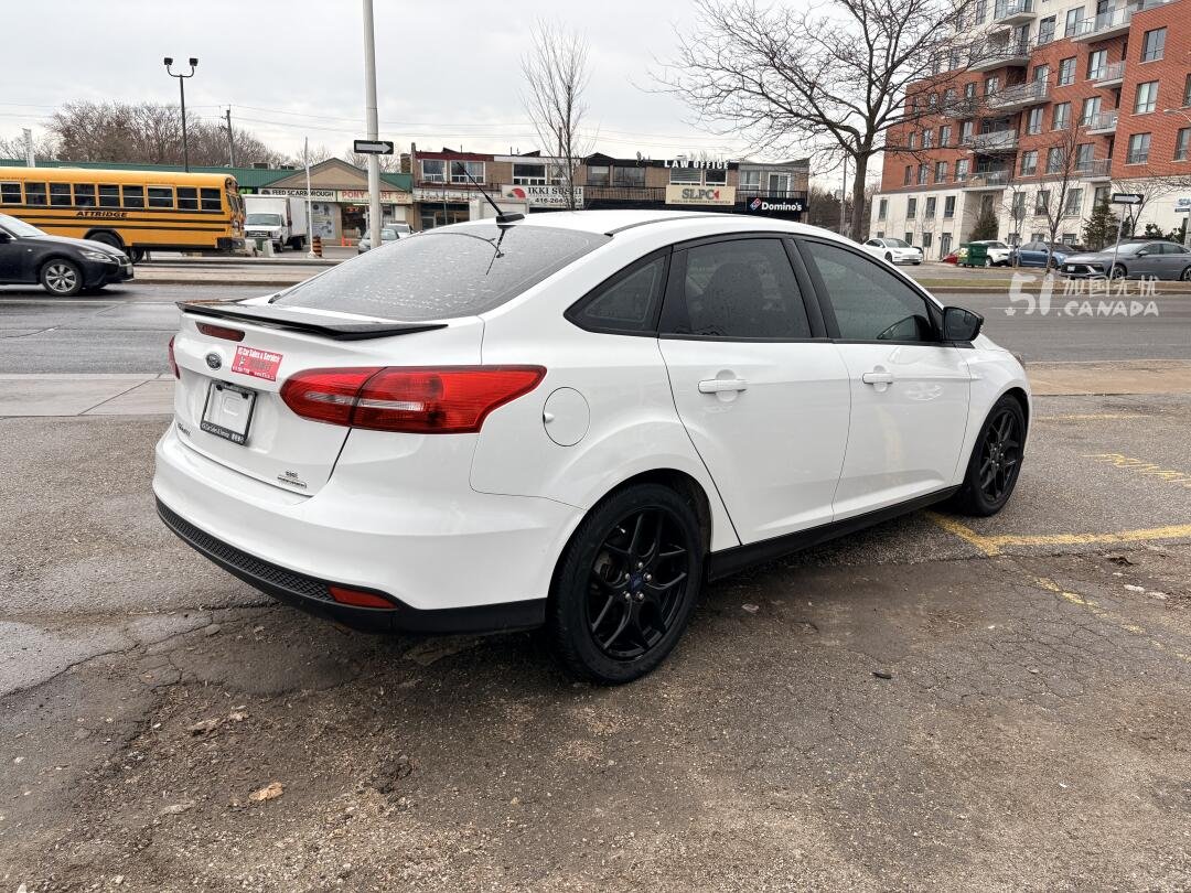 2015 Ford Focus view 5
