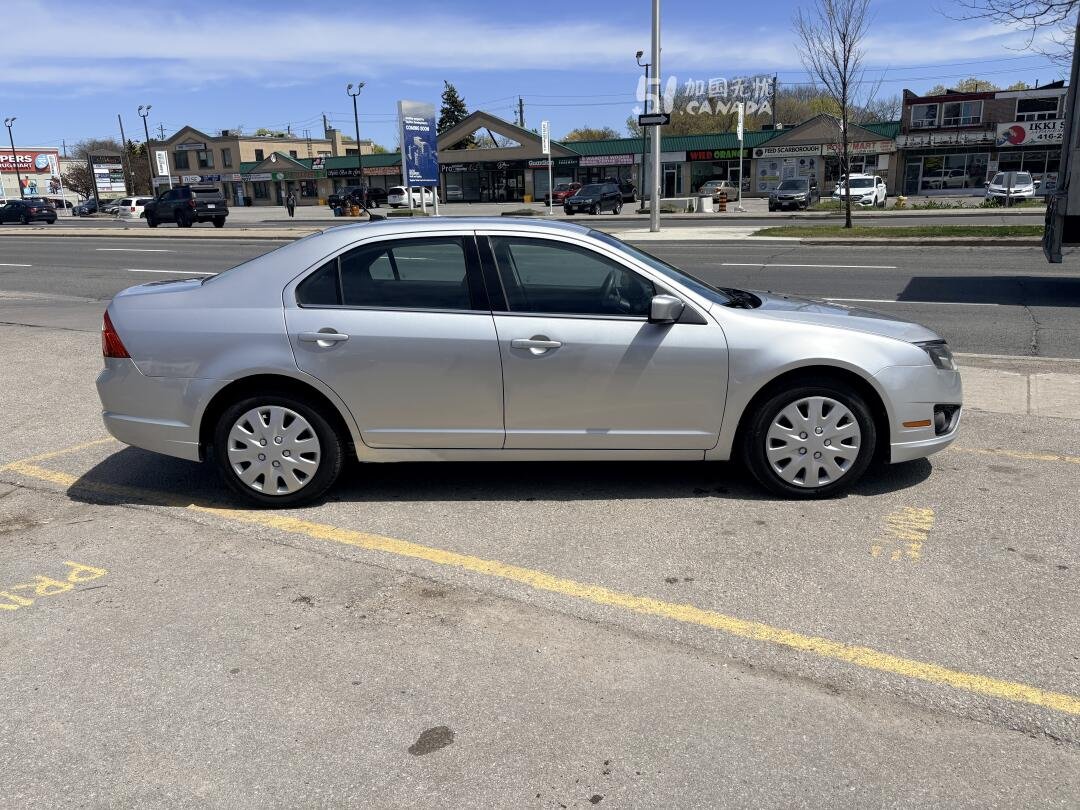 2011 Ford Fusion view 4