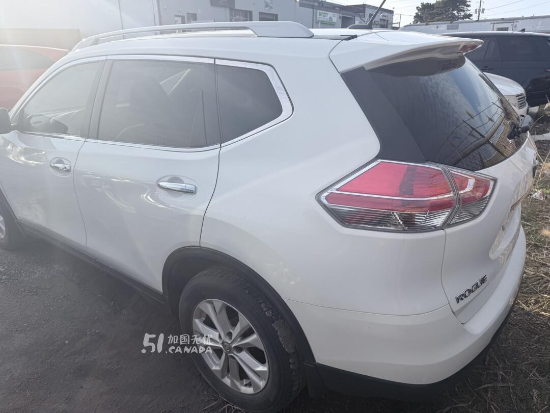2014 Nissan Rogue view 4