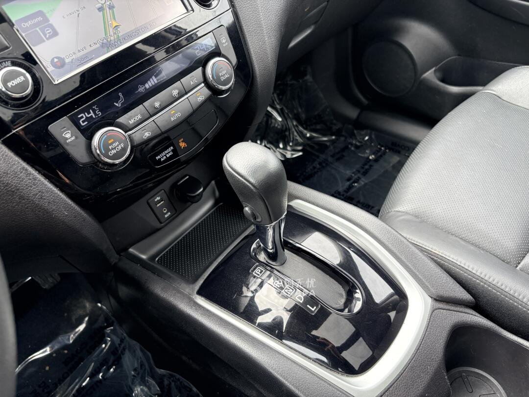 2015 Nissan Rogue view 10