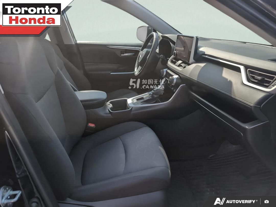 2024 Toyota RAV 4 view 5