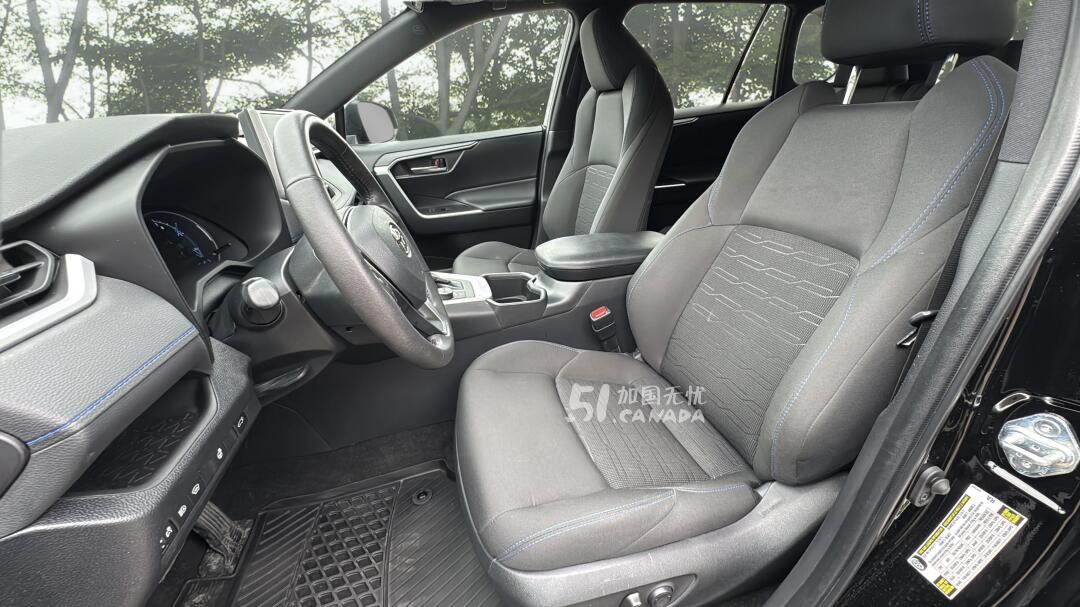 2023 Toyota RAV 4 view 5