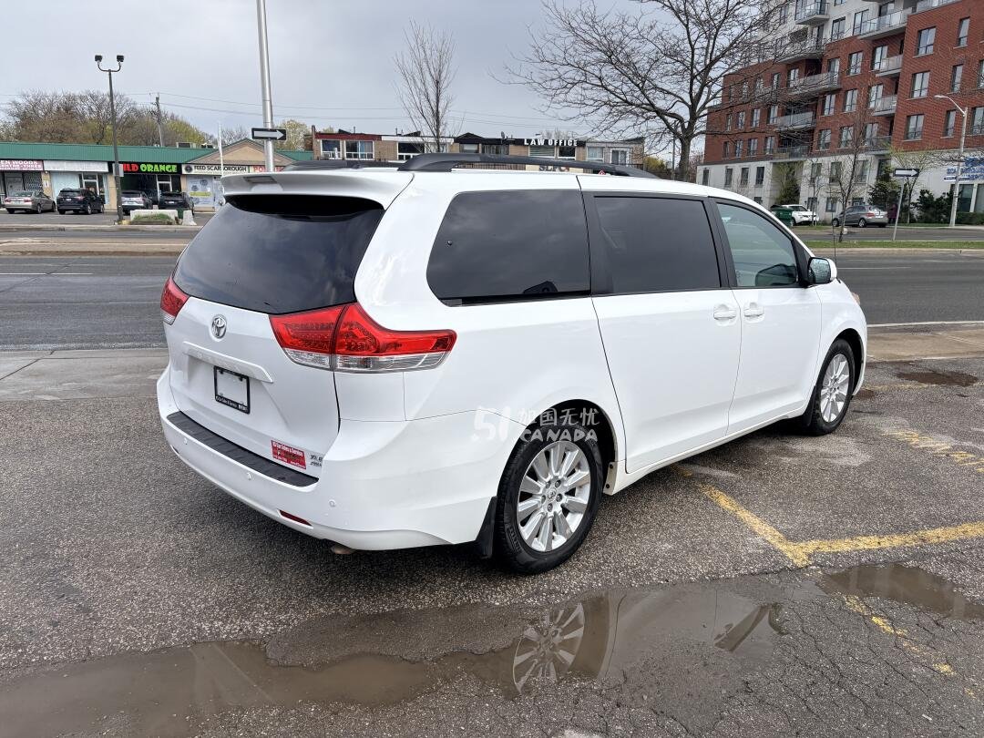2013 Toyota Sienna view 5
