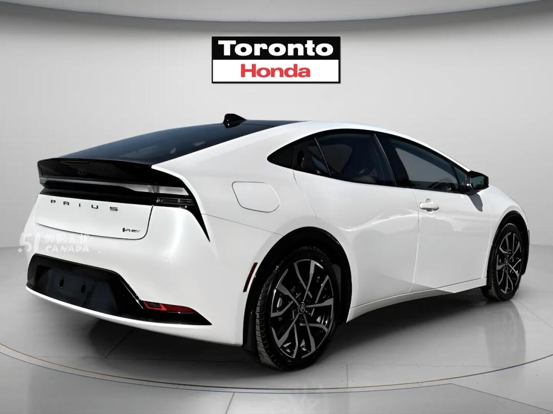 2025 Toyota Prius view 3