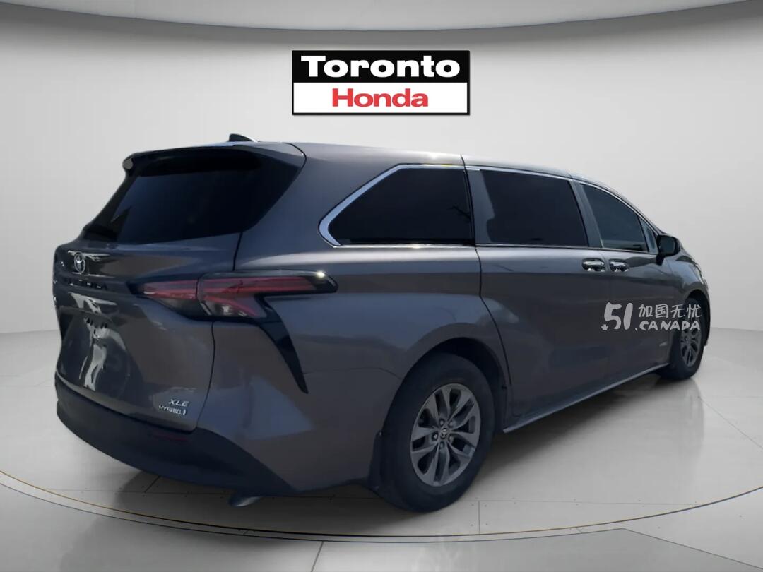 2021 Toyota Sienna view 3