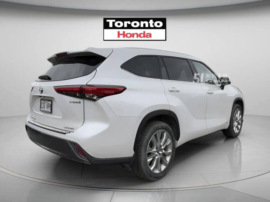 2022 Toyota Highlander view 3