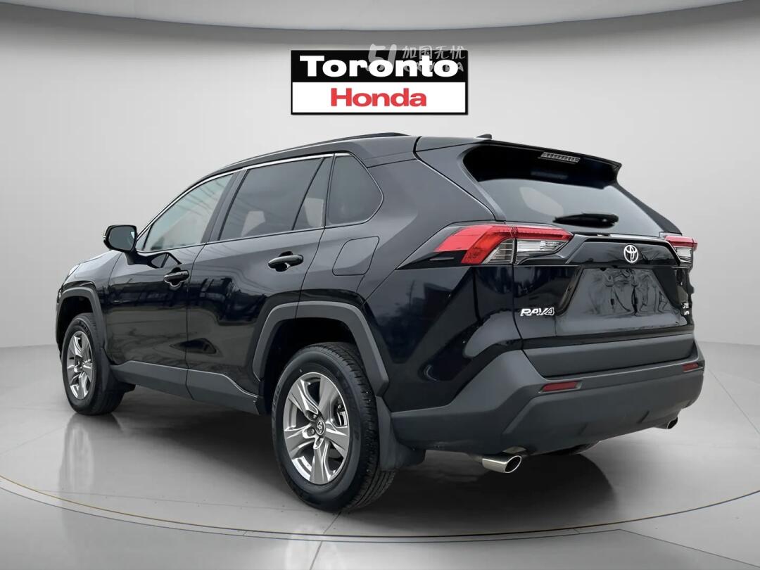 2025 Toyota RAV 4 view 4