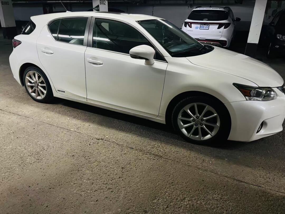 2011 Lexus CT 200h view 3