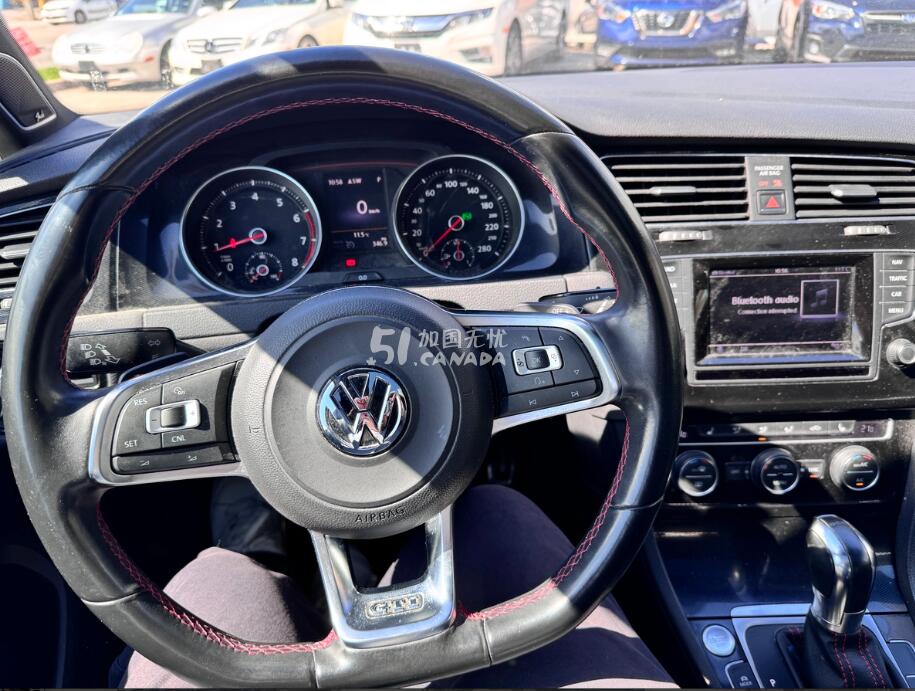 2015 Volkswagen GTI view 5