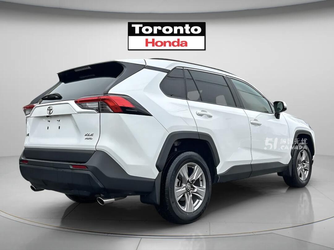 2024 Toyota RAV 4 view 4